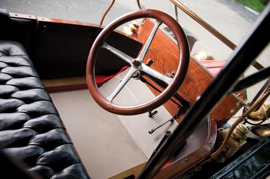 Интерьер Hupmobile Model 20 Runabout 1909 года  (фото 3 из 6)